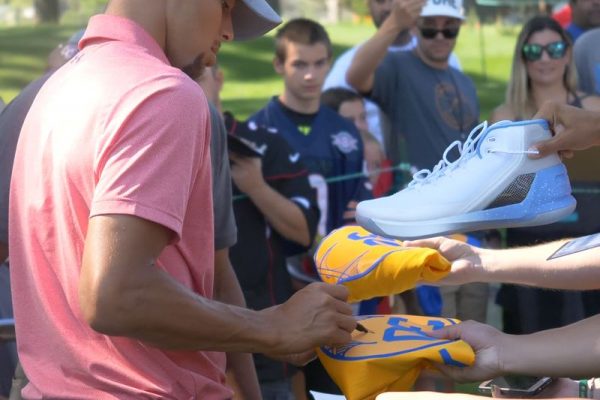 Stephen Curry signs autographs at American Century Championship 2017